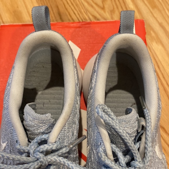 Nike Women’s Roshe One Flyknit - Picture 4 of 7